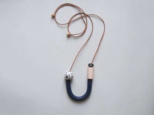 Floti - Dark blue and speckled white necklace
